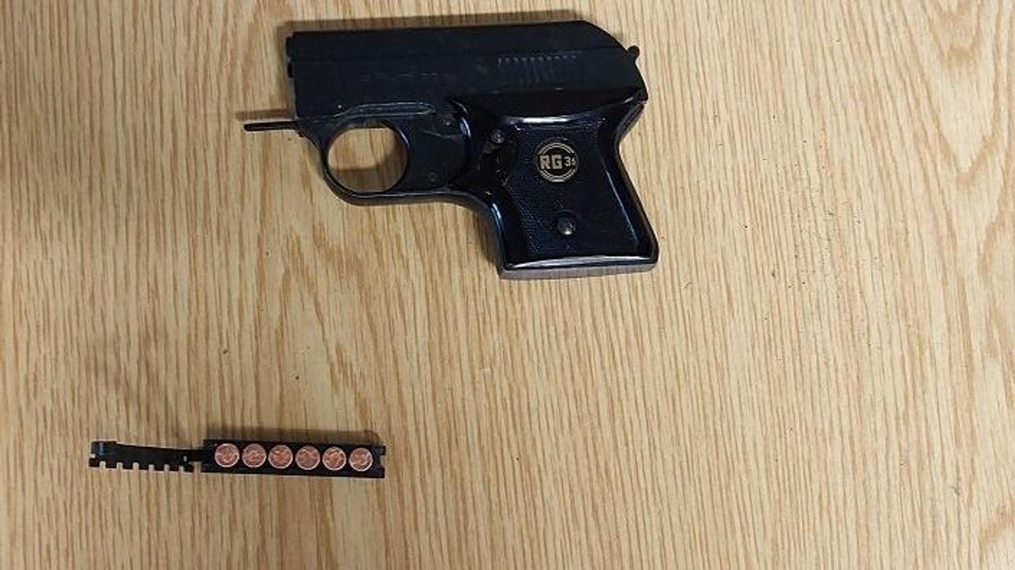 Die sichergestellte Waffe liegt auf einem Tisch.