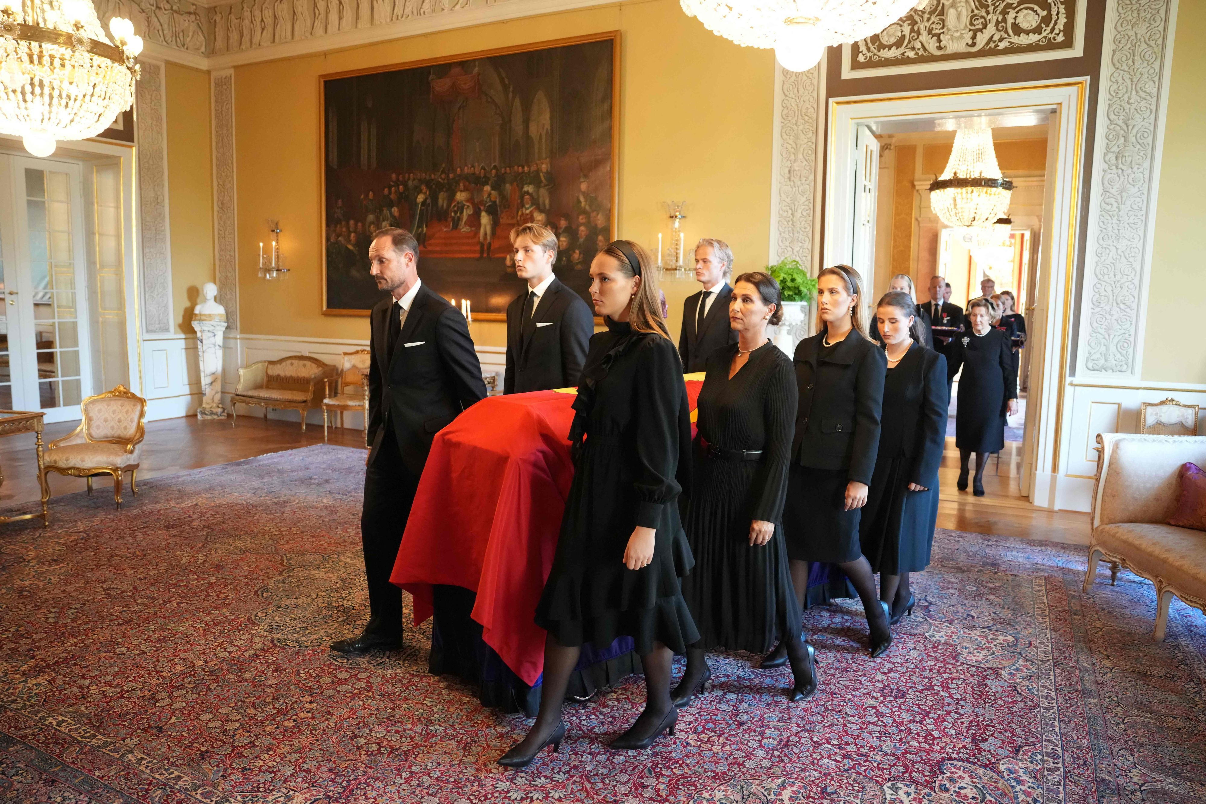 Royals tragen den Sarg.
