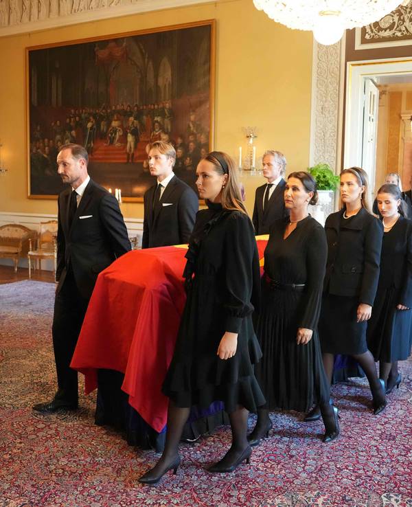 Royals tragen den Sarg.