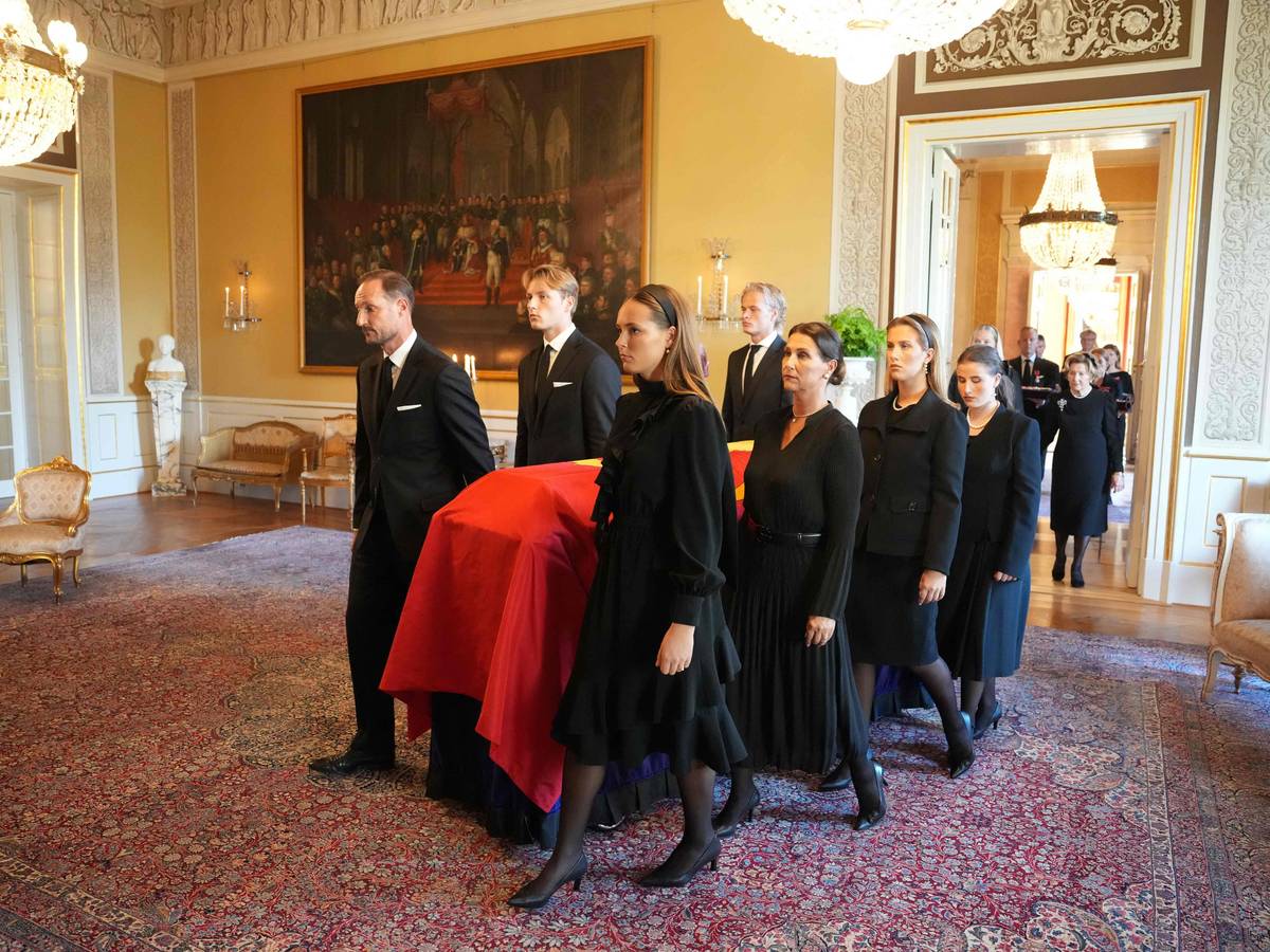 Royals tragen den Sarg.