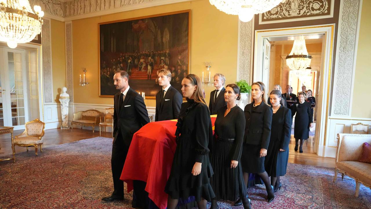 Royals tragen den Sarg.