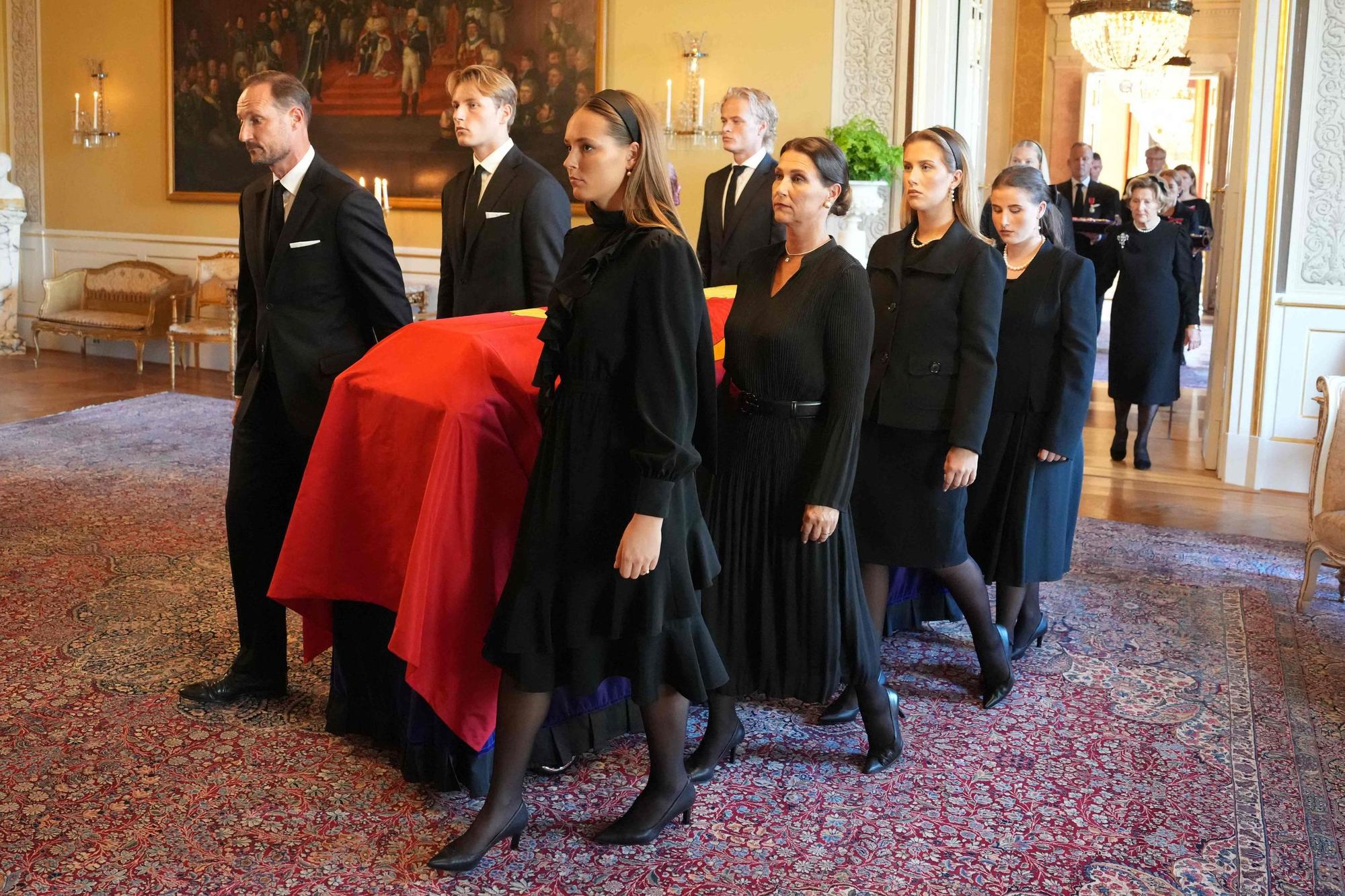 Royals tragen den Sarg.