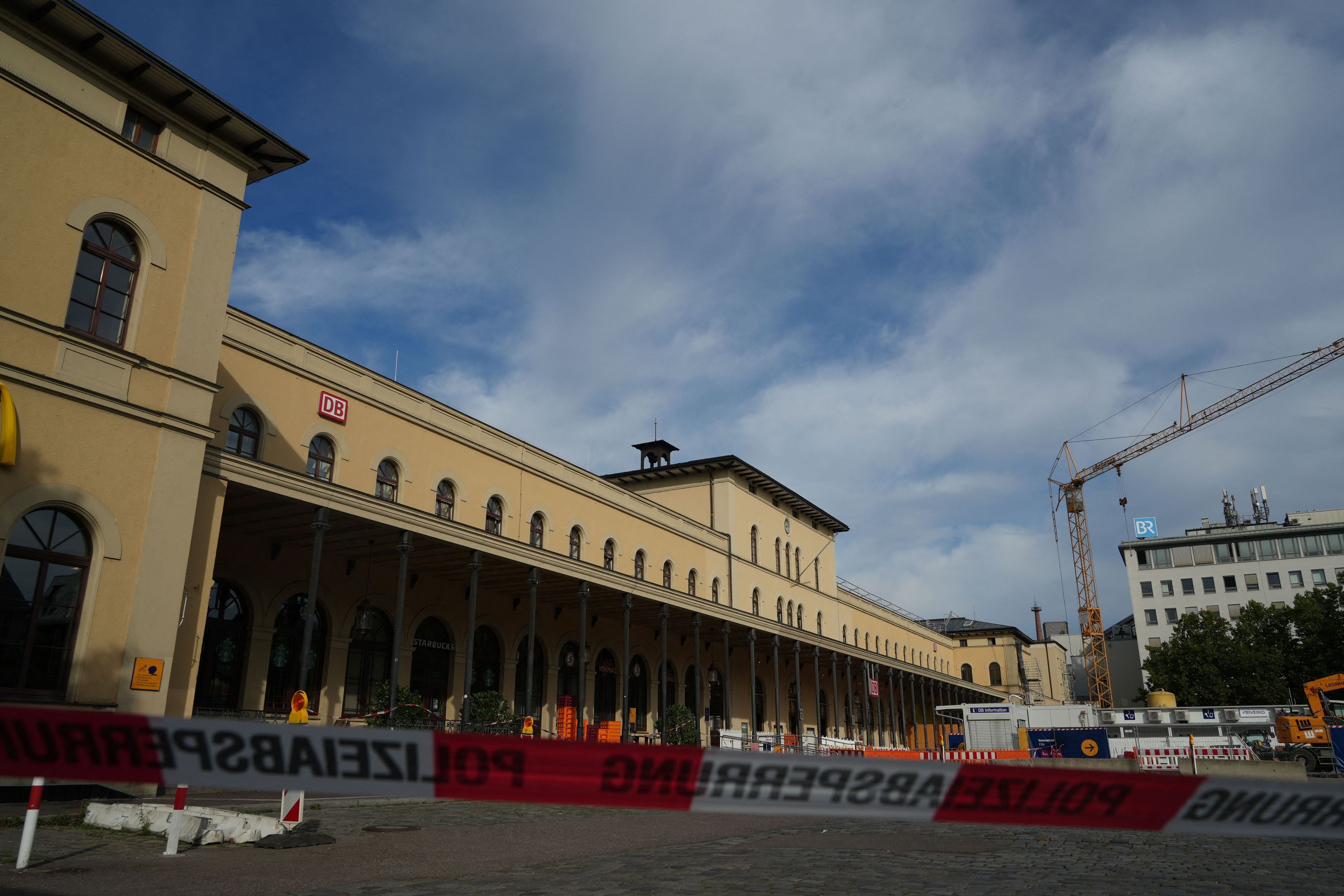 Ein Absperrband der Polizei soll den Zugang zum Hauptbahnhof in Augsburg verhindern.