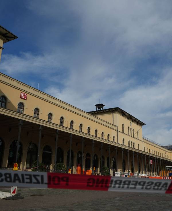 Ein Absperrband der Polizei soll den Zugang zum Hauptbahnhof in Augsburg verhindern.