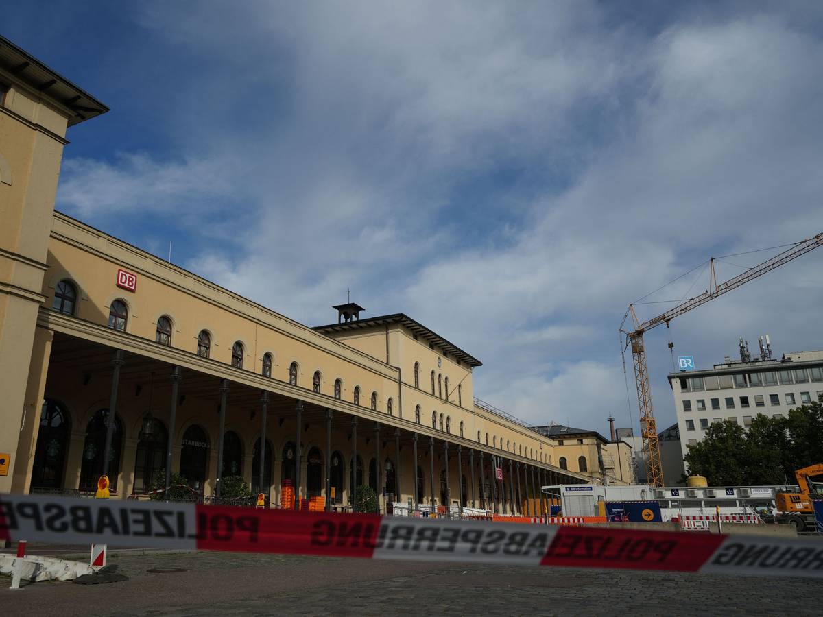 Ein Absperrband der Polizei soll den Zugang zum Hauptbahnhof in Augsburg verhindern.