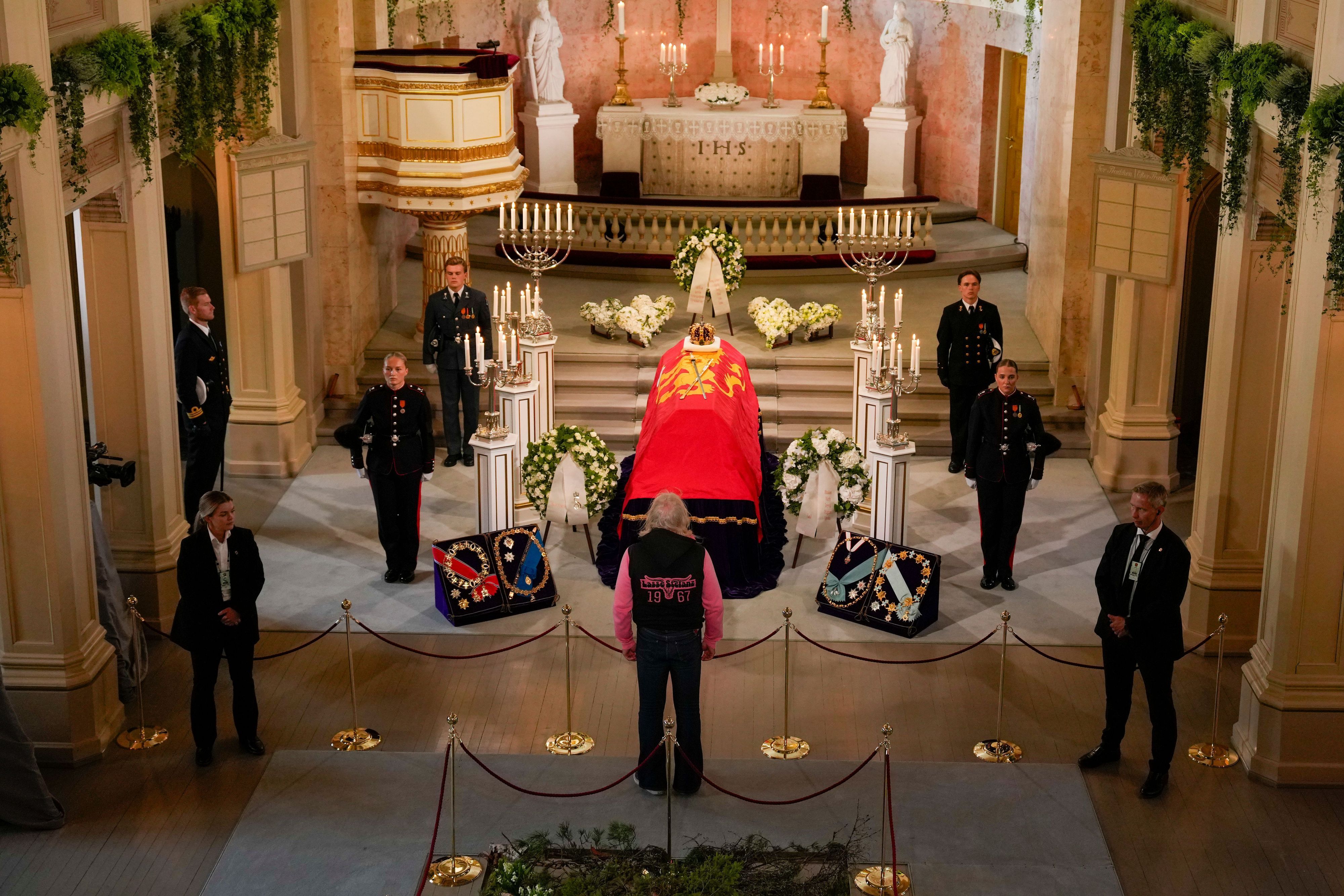 Am 1. September um 14 Uhr wurde die sogenannte Aufbahrung eröffnet, so dass Besucherinnen und Besucher langsam an dem geschlossenen Sarg von König Harald V. vorbeigehen können, um Abschied zu nehmen.