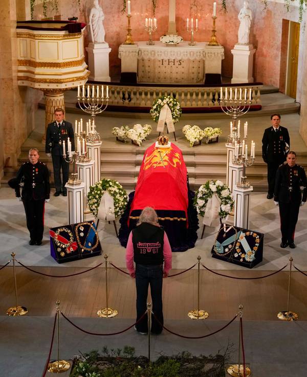 Am 1. September um 14 Uhr wurde die sogenannte Aufbahrung eröffnet, so dass Besucherinnen und Besucher langsam an dem geschlossenen Sarg von König Harald V. vorbeigehen können, um Abschied zu nehmen.
