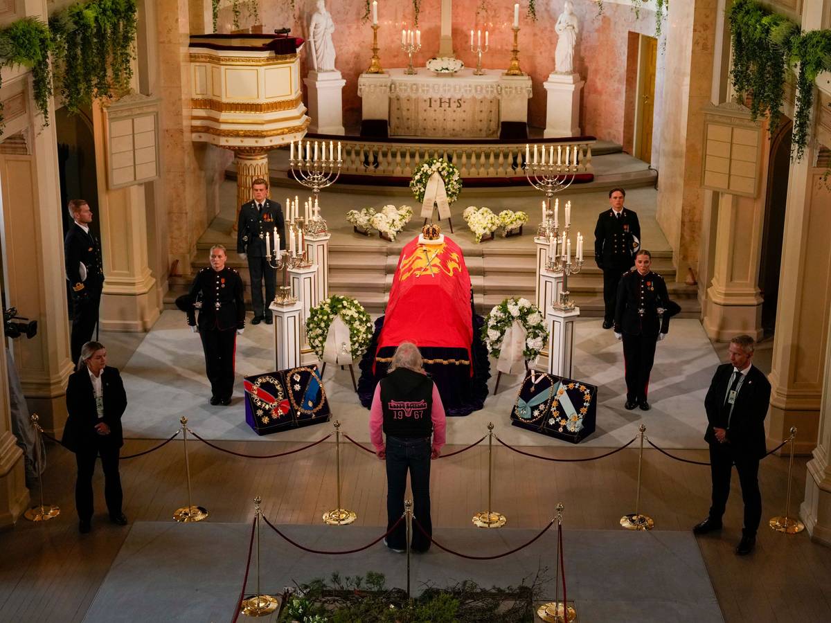Am 1. September um 14 Uhr wurde die sogenannte Aufbahrung eröffnet, so dass Besucherinnen und Besucher langsam an dem geschlossenen Sarg von König Harald V. vorbeigehen können, um Abschied zu nehmen.