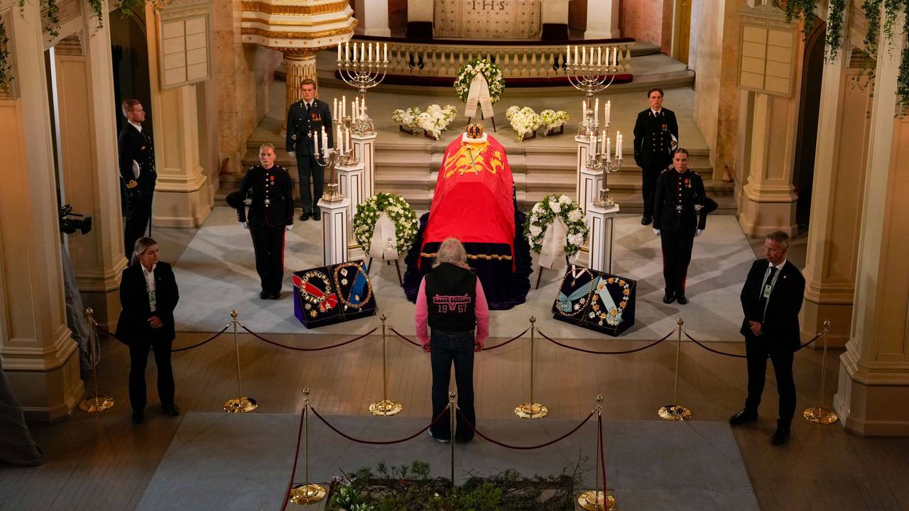 Am 1. September um 14 Uhr wurde die sogenannte Aufbahrung eröffnet, so dass Besucherinnen und Besucher langsam an dem geschlossenen Sarg von König Harald V. vorbeigehen können, um Abschied zu nehmen.
