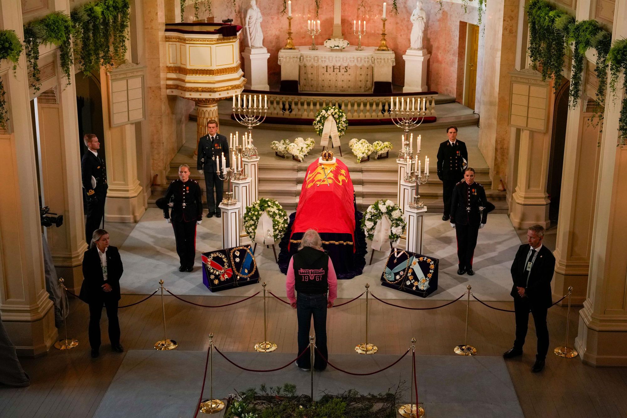 Am 1. September um 14 Uhr wurde die sogenannte Aufbahrung eröffnet, so dass Besucherinnen und Besucher langsam an dem geschlossenen Sarg von König Harald V. vorbeigehen können, um Abschied zu nehmen.
