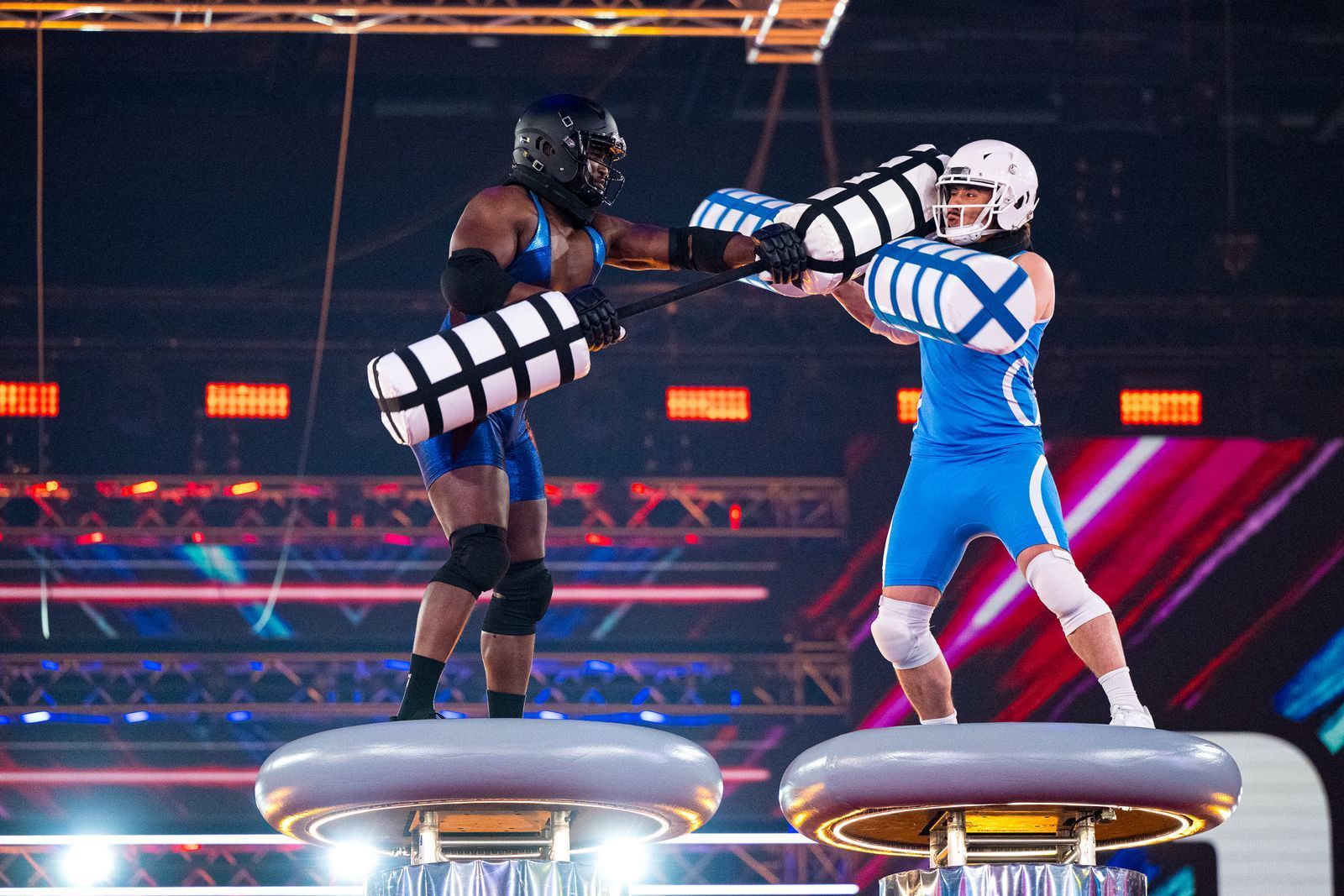 Bei „Gladiators - Die Show der Giganten“ (RTL) geht's zur Sache! Beim Kampf mit den Pugil Sticks gegen Gladiator Laser, verletzt sich Herausforderer Chris (rechts) am Daumen und muss aufgeben. (Bild: RTL/Pervin Inan-Serttas)