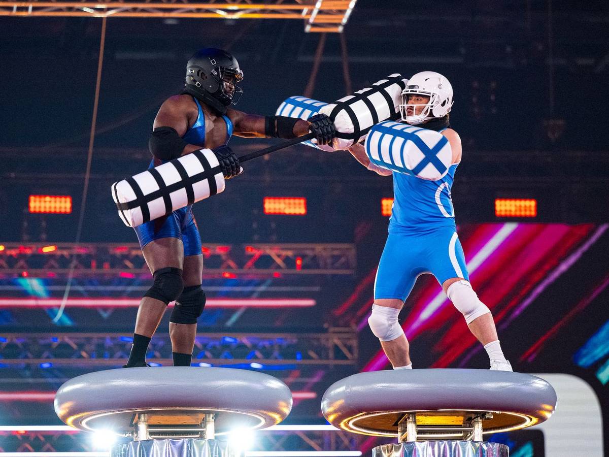 Bei „Gladiators - Die Show der Giganten“ (RTL) geht's zur Sache! Beim Kampf mit den Pugil Sticks gegen Gladiator Laser, verletzt sich Herausforderer Chris (rechts) am Daumen und muss aufgeben. (Bild: RTL/Pervin Inan-Serttas)