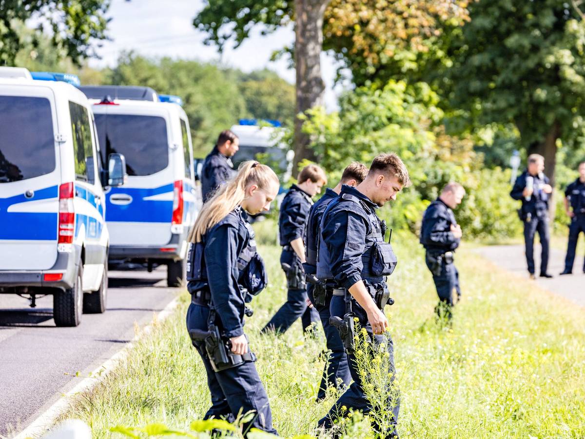 Einsatzkräfte einer Polizeihundertschaft durchsuchen großräumig die Umgebung. Nach der Sabotage am Stromnetz in Südbrandenburg sucht die Polizei vor Ort weiter nach Spuren, um die Täter zu ermitteln.
