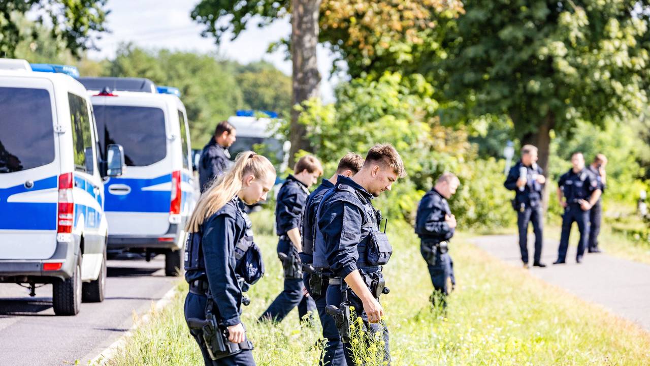 Einsatzkräfte einer Polizeihundertschaft durchsuchen großräumig die Umgebung. Nach der Sabotage am Stromnetz in Südbrandenburg sucht die Polizei vor Ort weiter nach Spuren, um die Täter zu ermitteln.