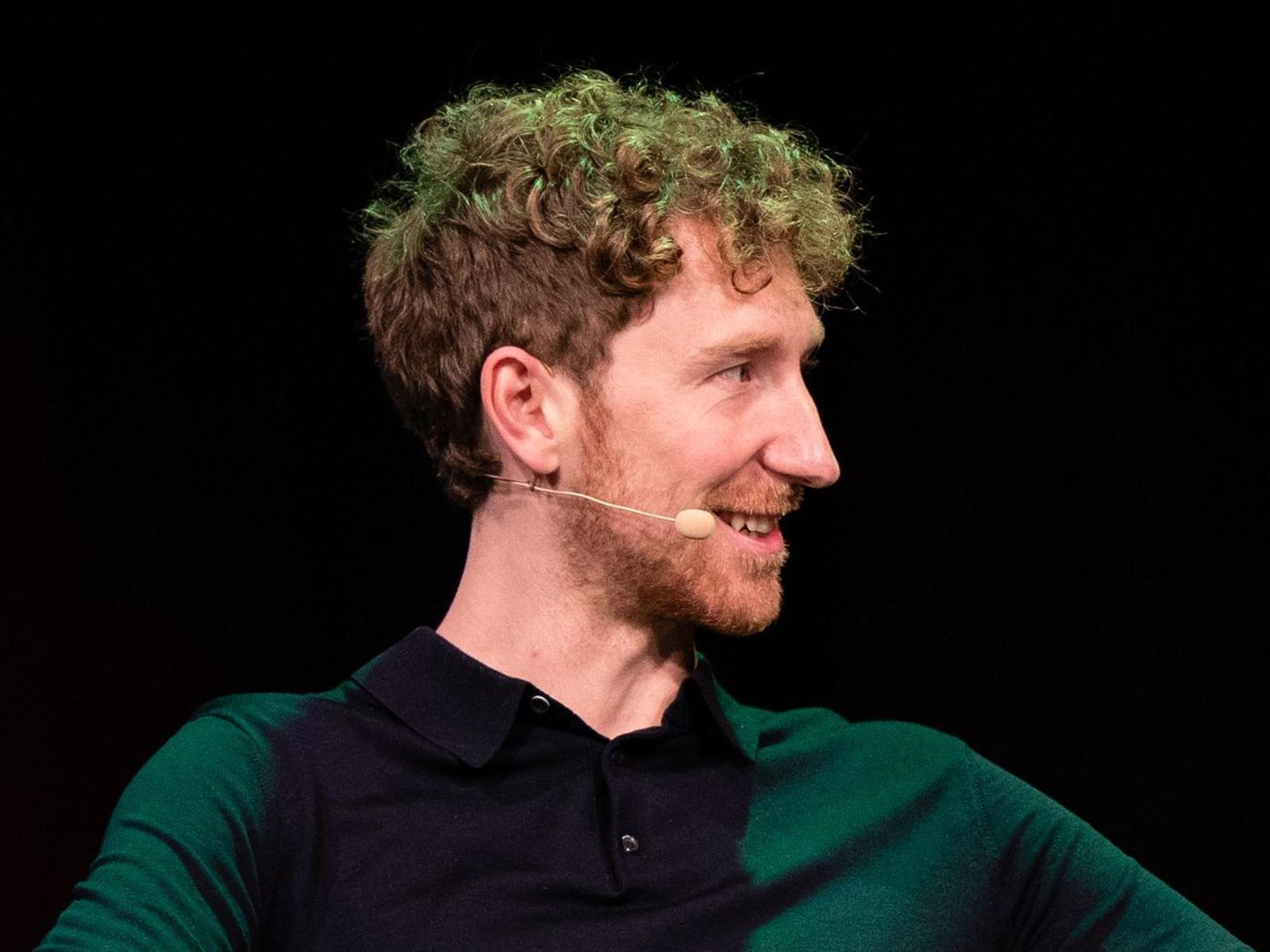 Louis Klamroth hat im Podcast „Deutschland3000“ über seine Arbeit als ARD-Polittalker gesprochen.