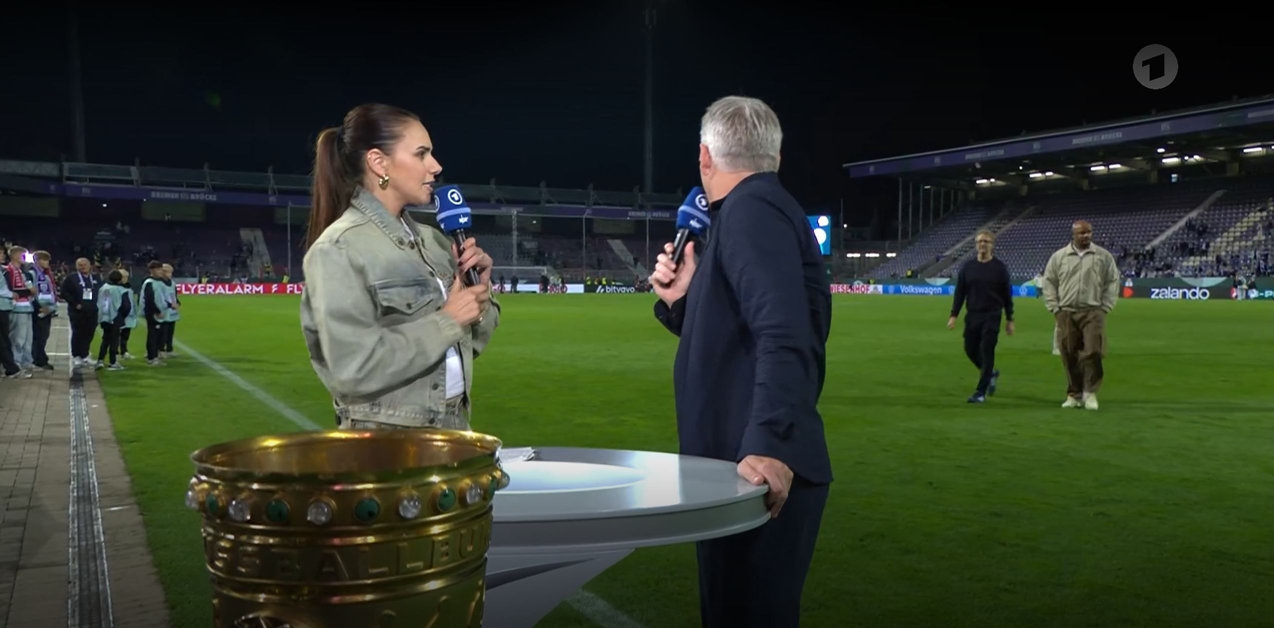 Esther Sedlaczek und Bastian Schweinsteiger empfangen Vincent Kompany zum Interview.