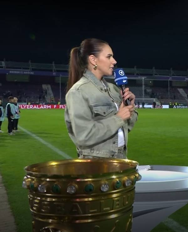 Esther Sedlaczek und Bastian Schweinsteiger empfangen Vincent Kompany zum Interview.