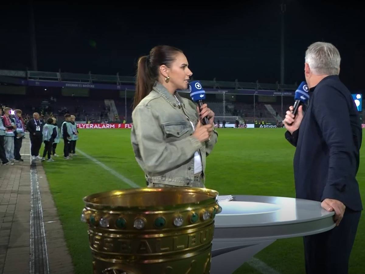 Esther Sedlaczek und Bastian Schweinsteiger empfangen Vincent Kompany zum Interview.
