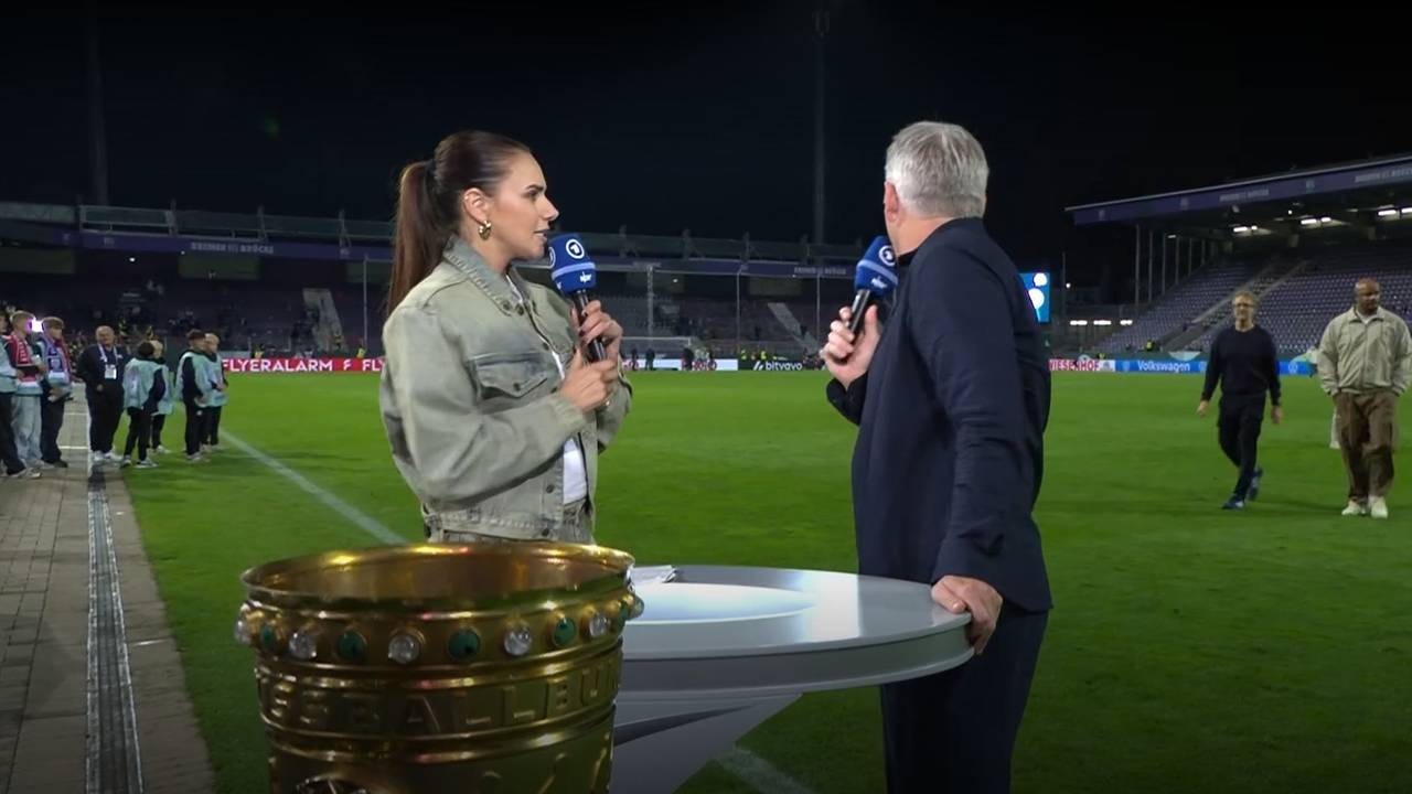 Esther Sedlaczek und Bastian Schweinsteiger empfangen Vincent Kompany zum Interview.