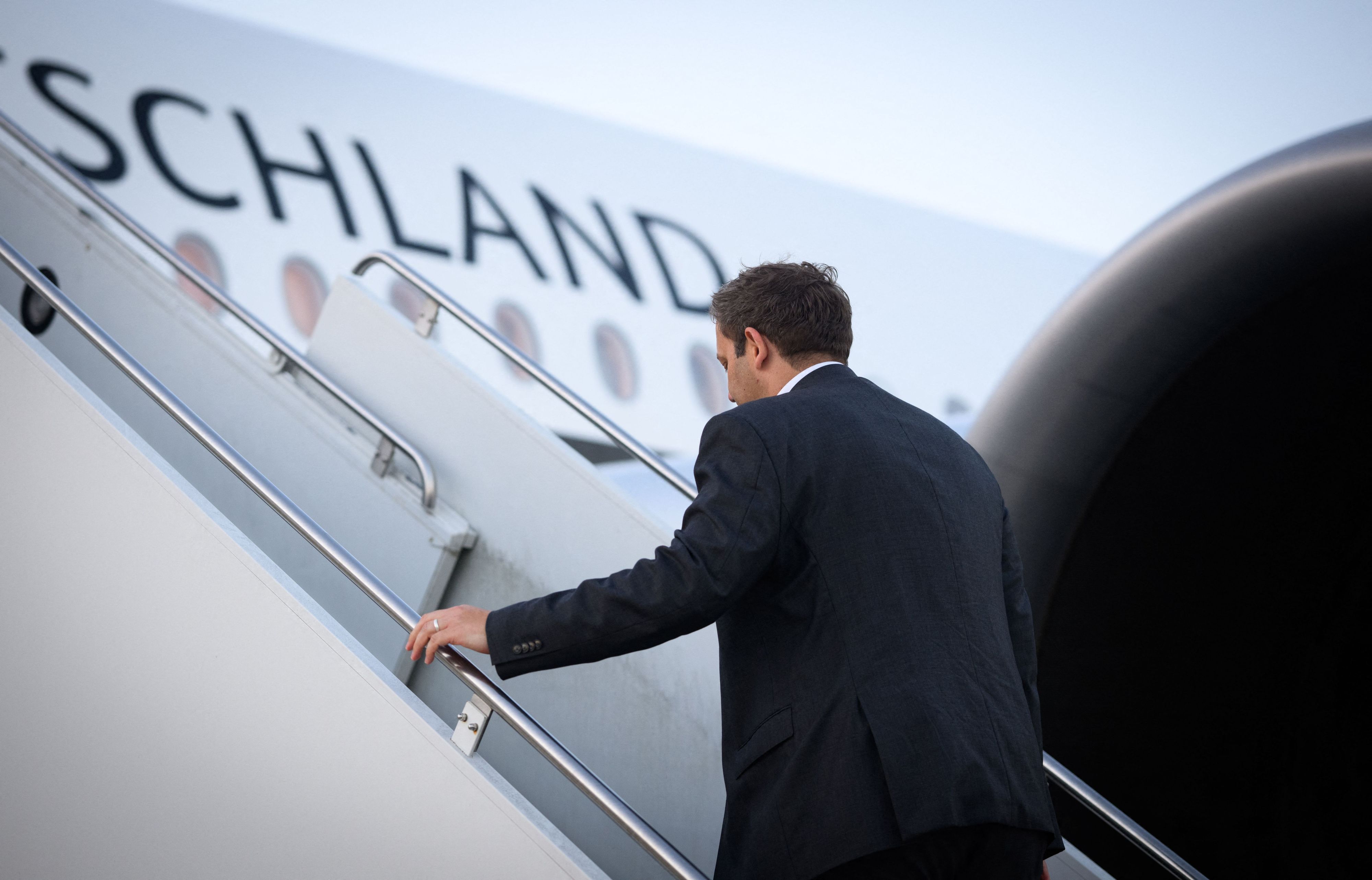Klingbeil steigt in Regierungsflieger ein.
