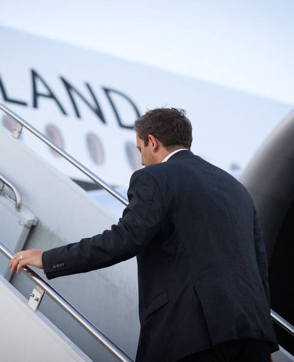 Klingbeil steigt in Regierungsflieger ein.