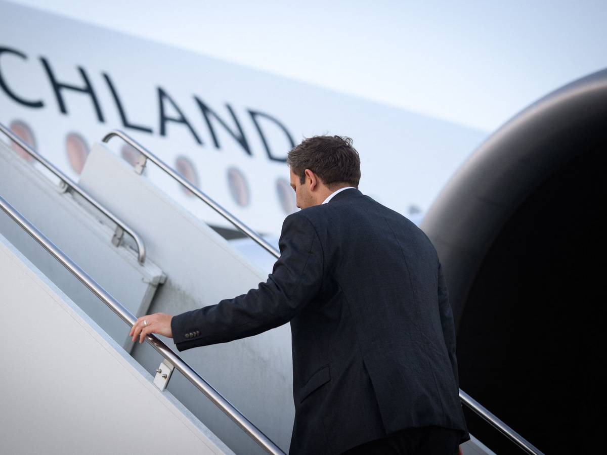 Klingbeil steigt in Regierungsflieger ein.