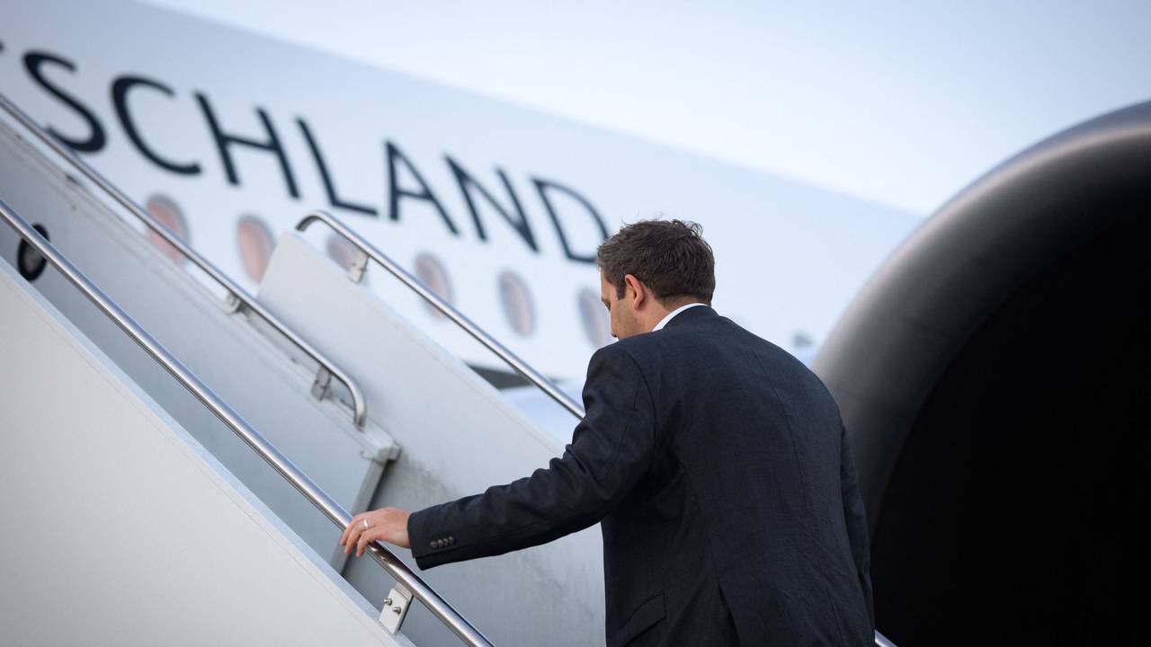 Klingbeil steigt in Regierungsflieger ein.