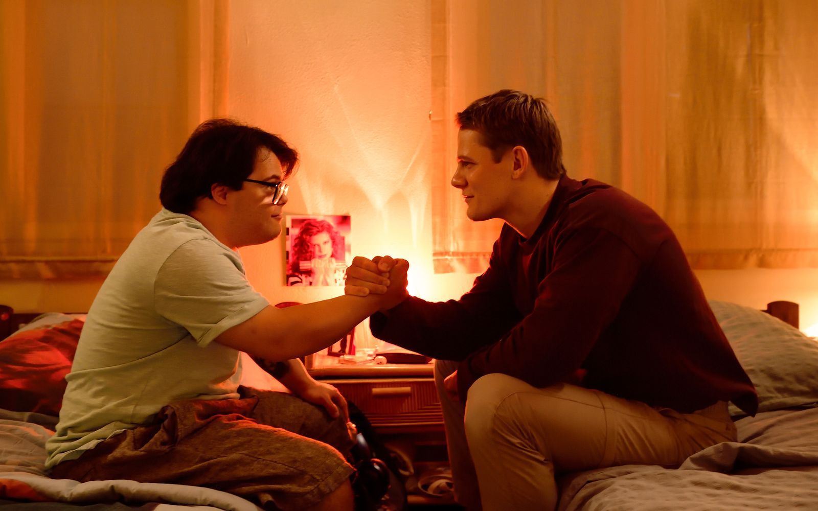 Charlie (Frangiskos Kakoulakis, links) und Alex (Max von der Groeben) halten fest zusammen. (Bild: Constantin Film Distribution GmbH/Jürgen Olczyk)