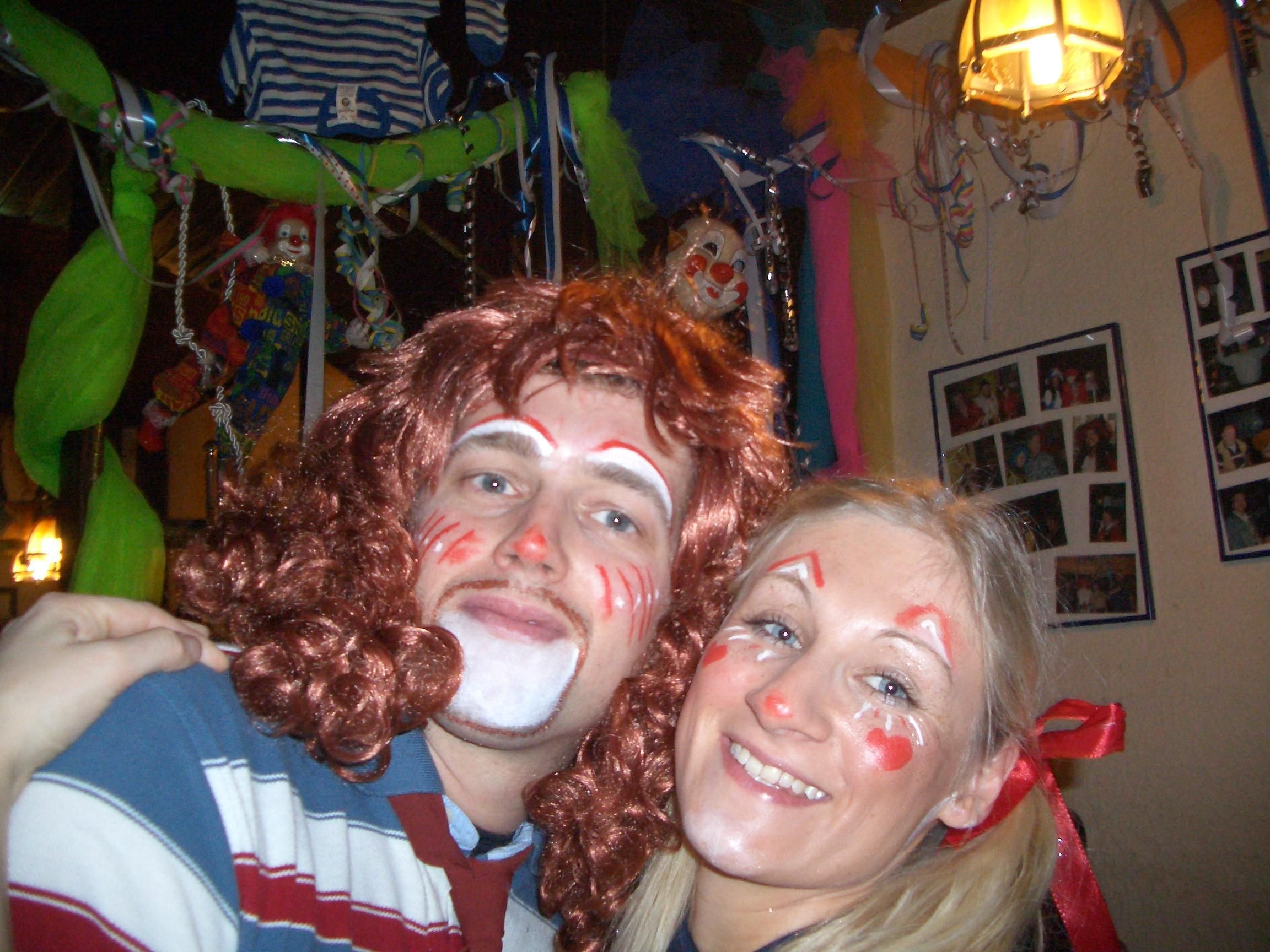 Janine Meyer mit ihrem Mann Michael beim Karneval. Beide lernten sich in einer Kölner Studentendisco kennen.