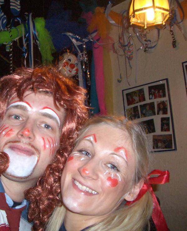 Janine Meyer mit ihrem Mann Michael beim Karneval. Beide lernten sich in einer Kölner Studentendisco kennen.