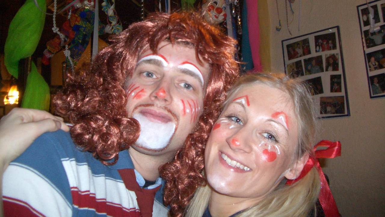Janine Meyer mit ihrem Mann Michael beim Karneval. Beide lernten sich in einer Kölner Studentendisco kennen.