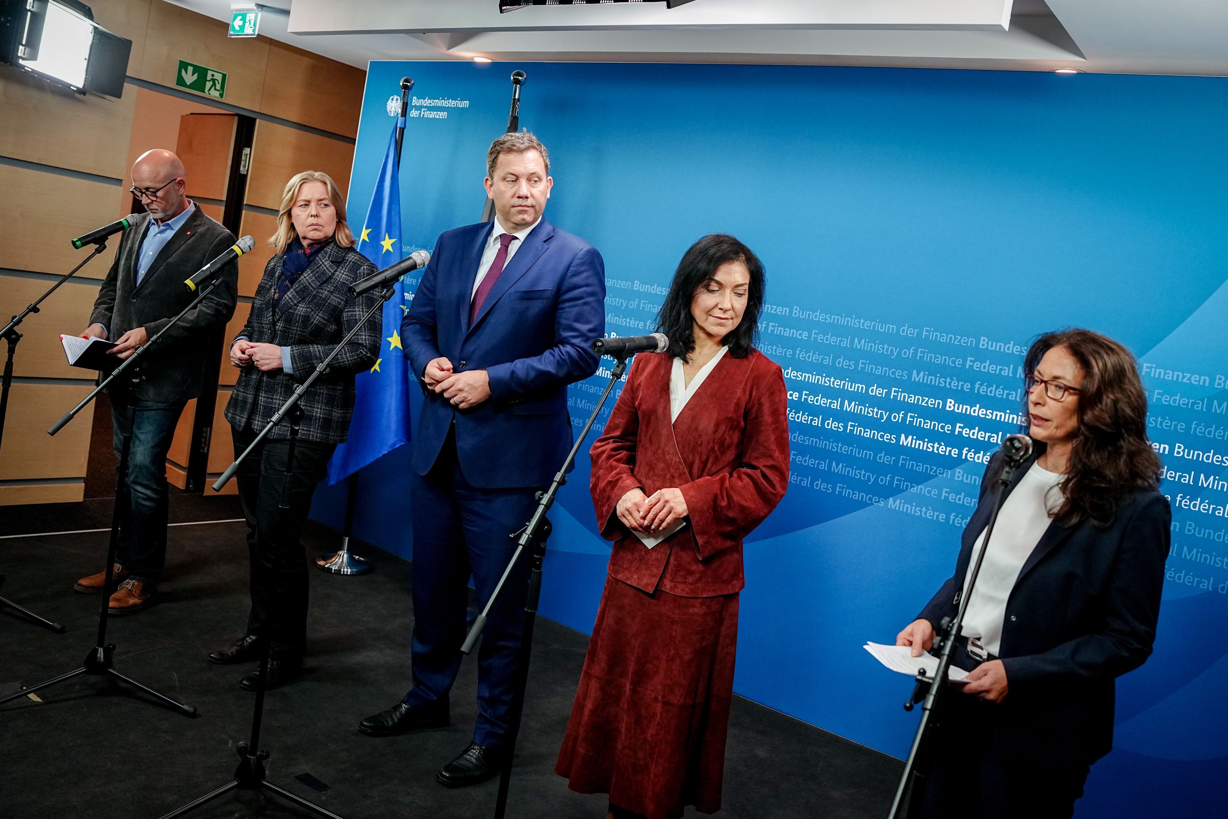 Katherina Reiche, Lars Klingbeil und weitere Personen bei Pressekonferenz