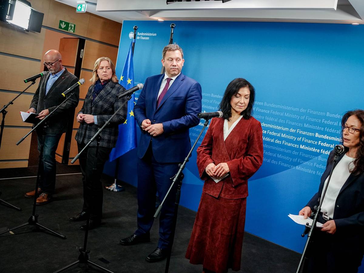 Katherina Reiche, Lars Klingbeil und weitere Personen bei Pressekonferenz