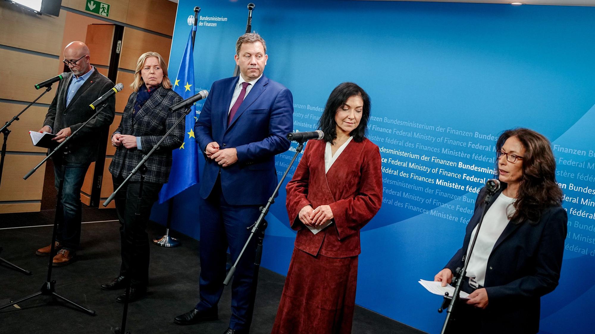 Katherina Reiche, Lars Klingbeil und weitere Personen bei Pressekonferenz