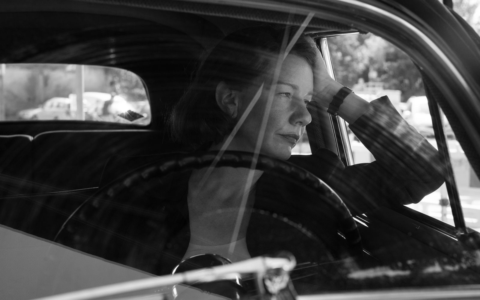 Auf ihrer Reise mit ihrem Vater fährt Erika Mann (Sandra Hüller) durch ein vom Krieg gezeichnetes Deutschland. (Bild: Neue Visionen/Agata Grzybowsk)