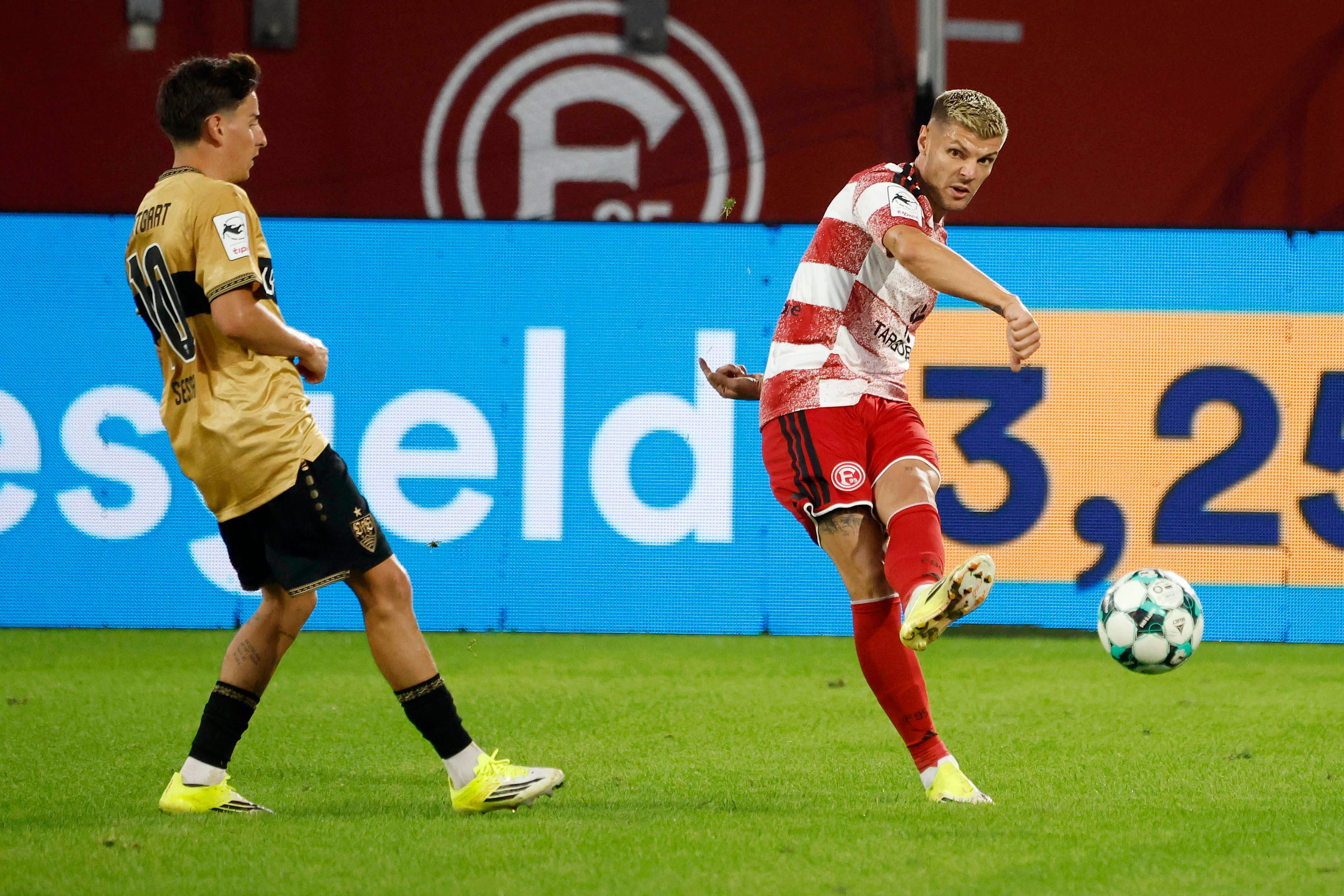 Befreiungsschlag von Erik Wekesser bei Fortuna Düsseldorf.