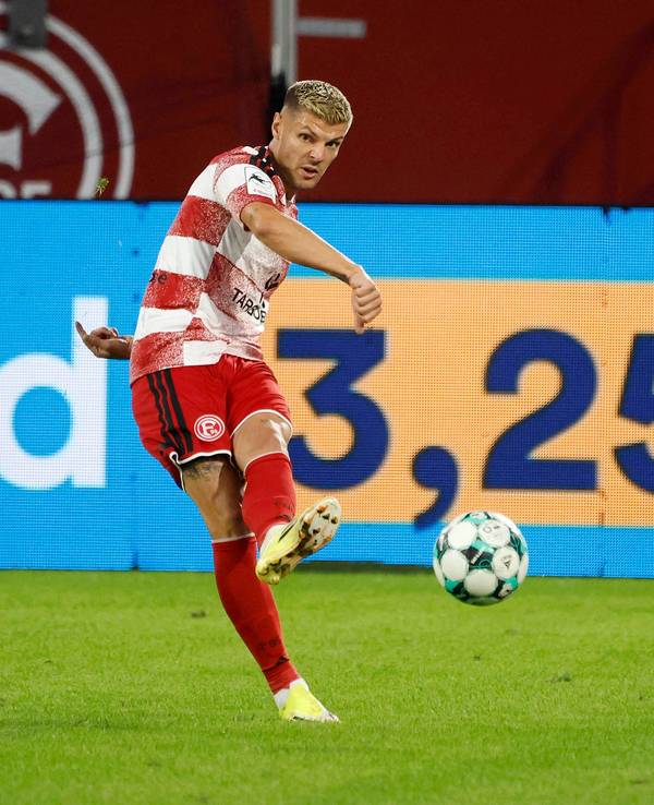 Befreiungsschlag von Erik Wekesser bei Fortuna Düsseldorf.