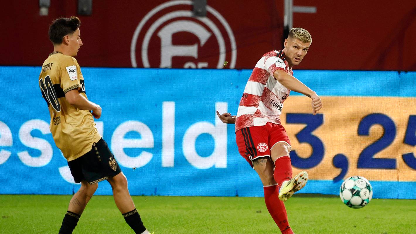 Befreiungsschlag von Erik Wekesser bei Fortuna Düsseldorf.
