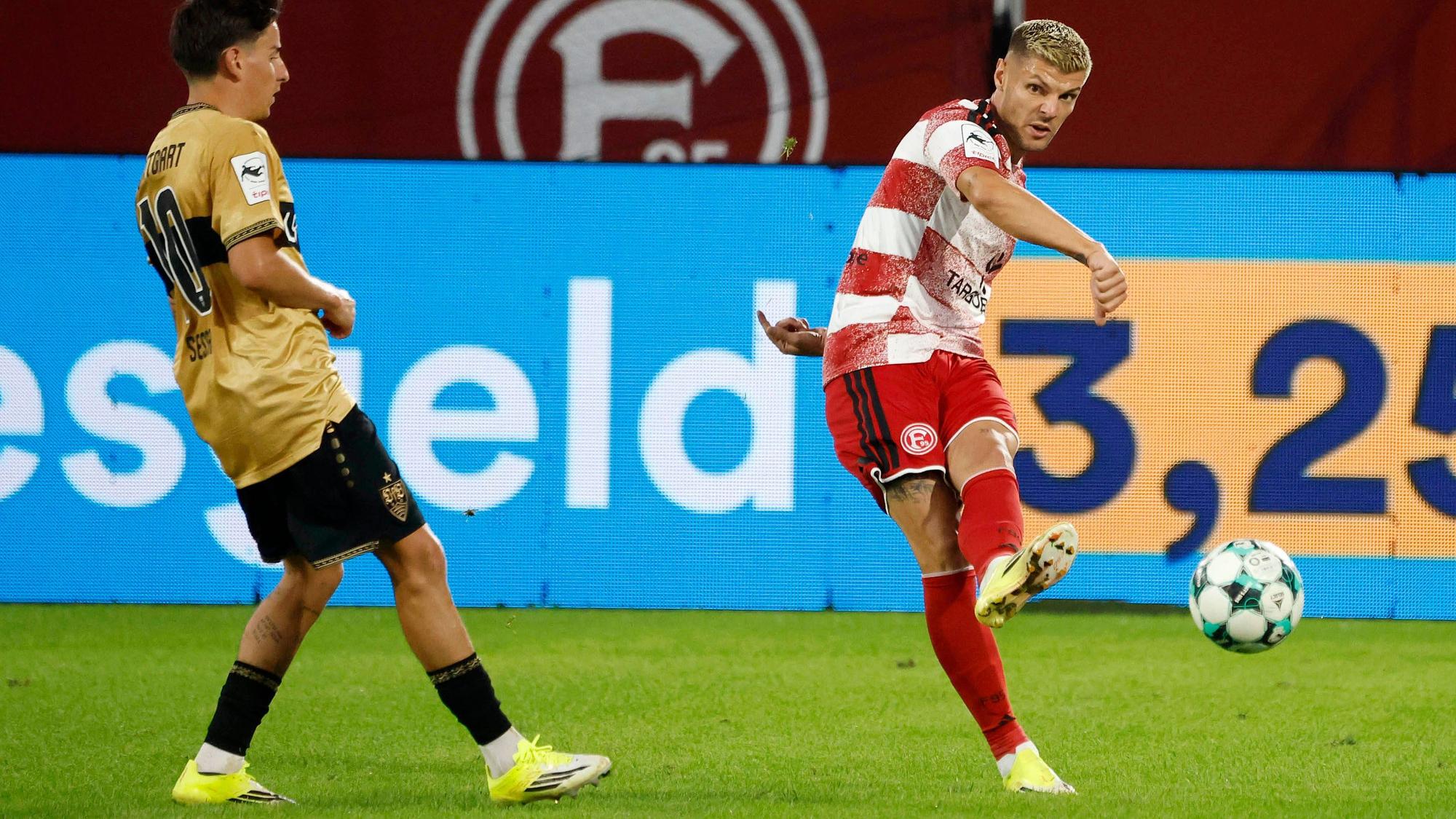 Befreiungsschlag von Erik Wekesser bei Fortuna Düsseldorf.