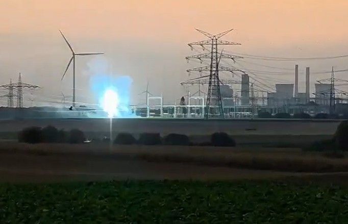 Das Video wurde aus Bergheim-Fliesteden aufgenommen. Es zeigt mutmaßlich, wie es zu dem Anschlag auf das Umspannwerk kam.