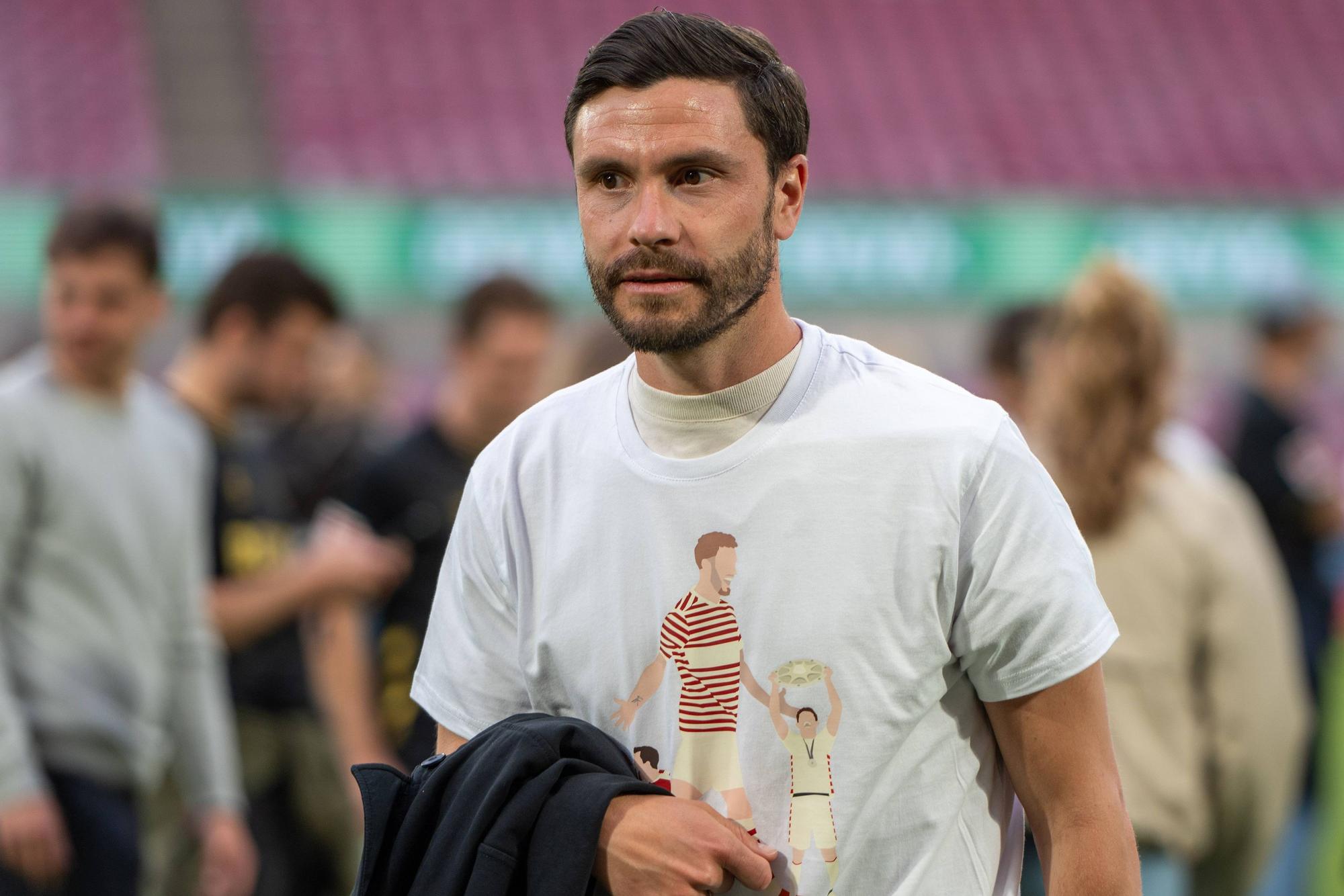 FC-Legende Jonas Hector steht im Stadion.