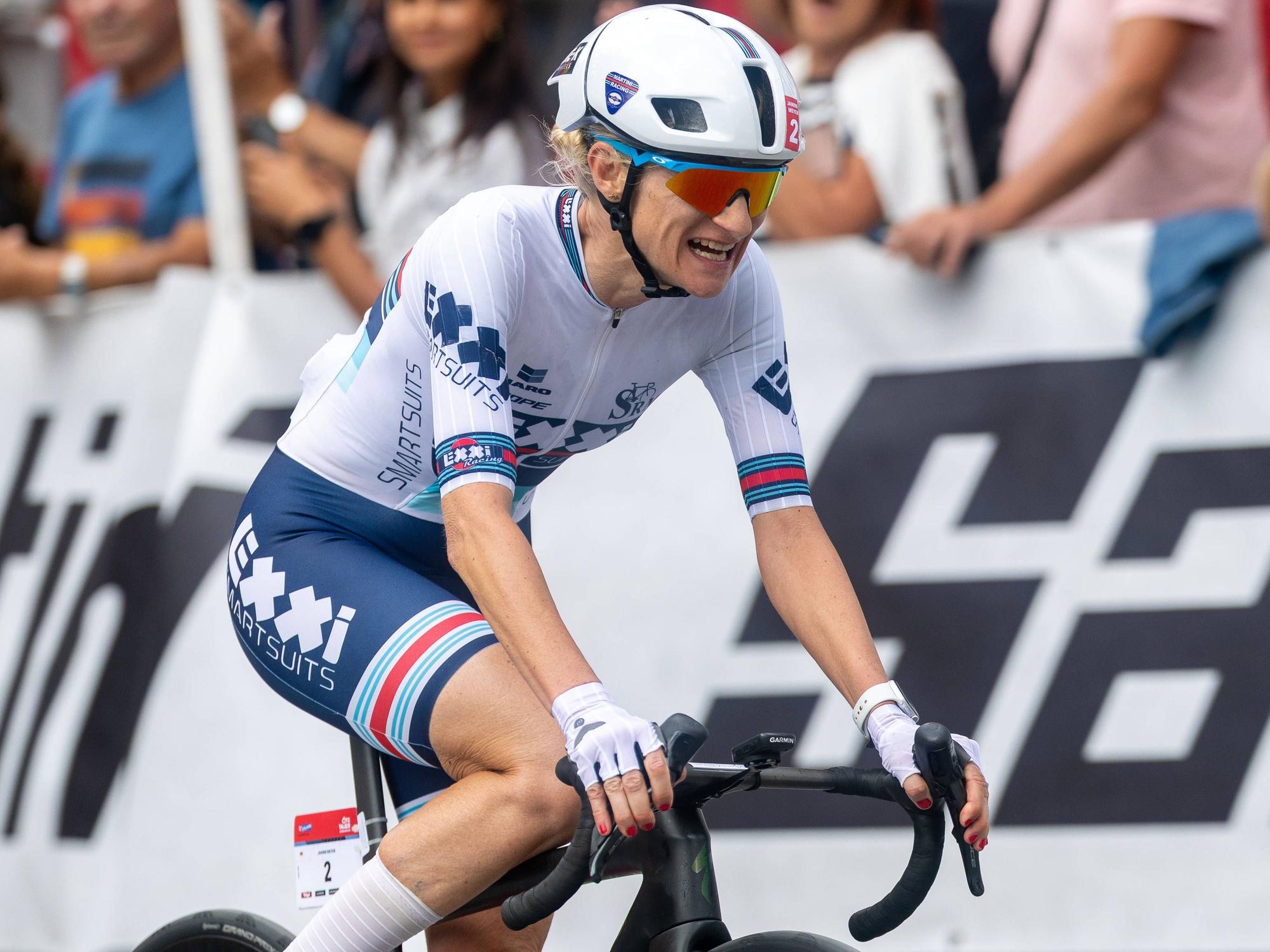 Janine Meyer bei ihrer Triumphfahrt in Sölden. Erneut siegte die Kölnerin beim Ötztaler Radmarathon.