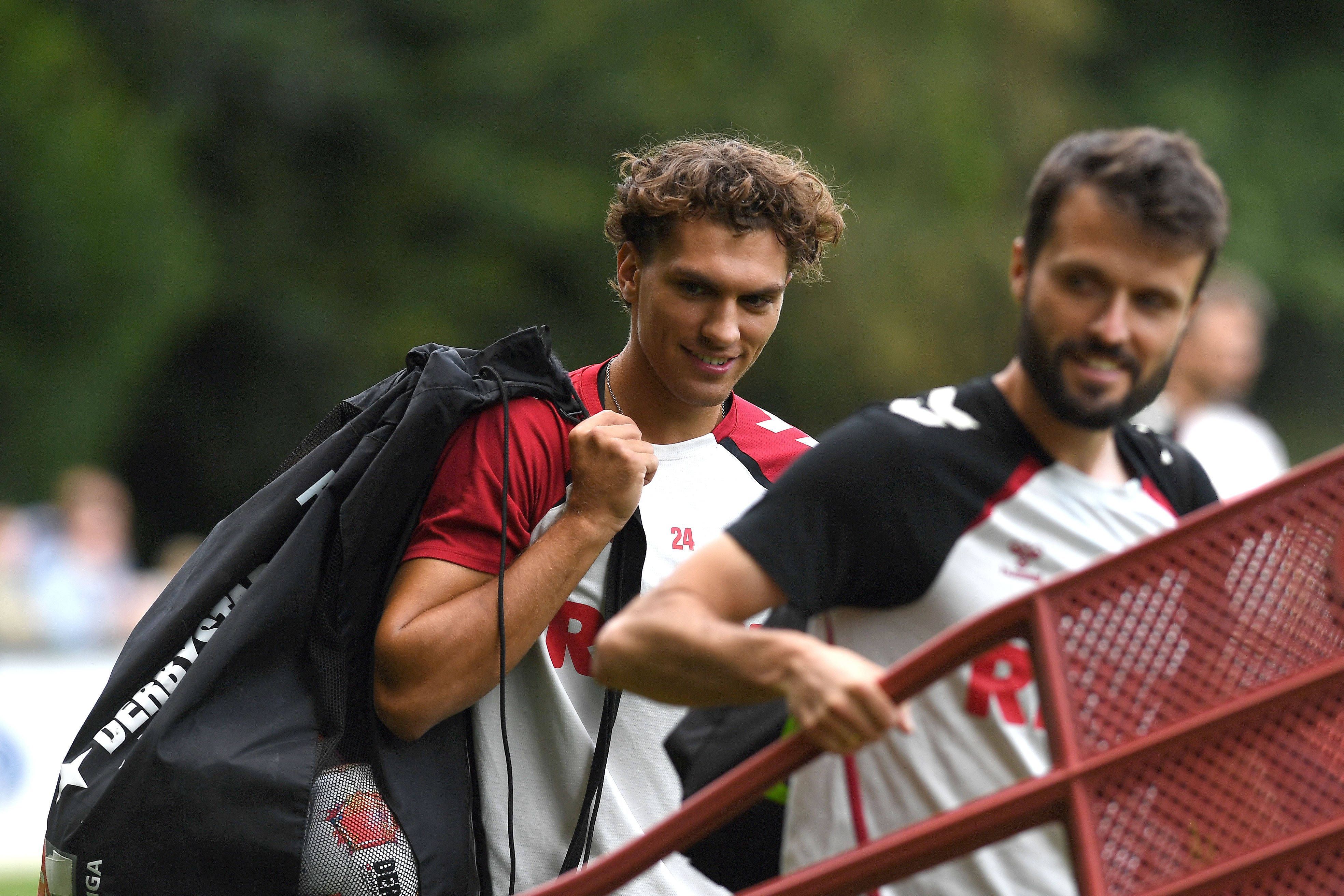 Julian Pauli trägt beim 1. FC Köln im Training die Bälle.