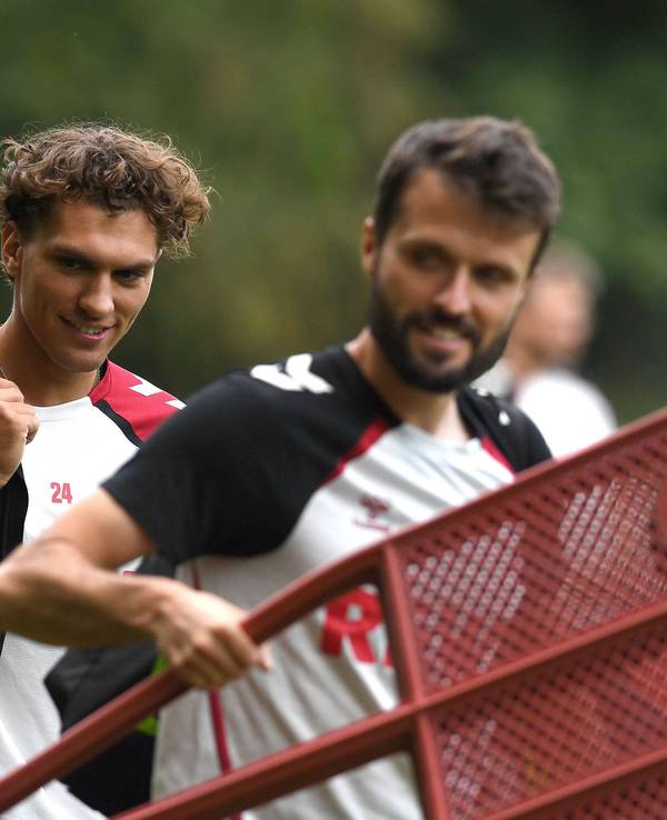 Julian Pauli trägt beim 1. FC Köln im Training die Bälle.