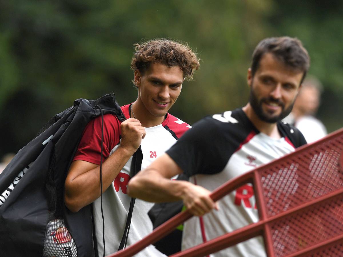 Julian Pauli trägt beim 1. FC Köln im Training die Bälle.
