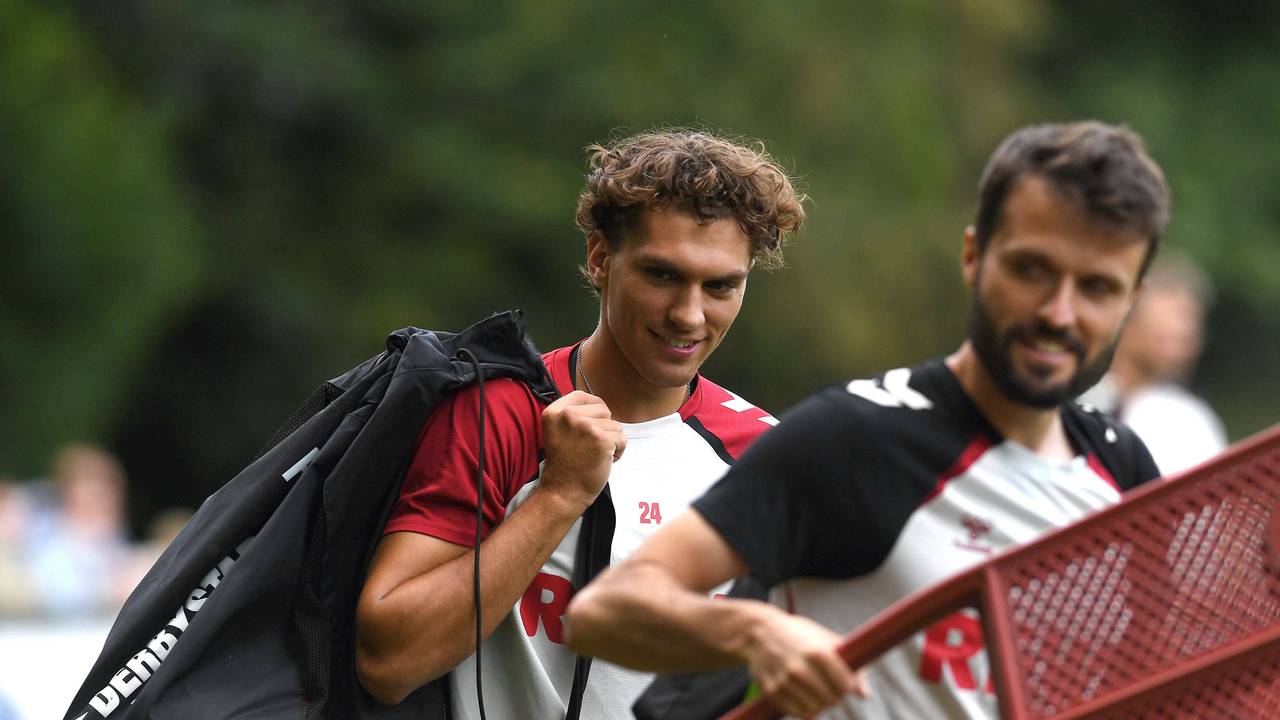 Julian Pauli trägt beim 1. FC Köln im Training die Bälle.