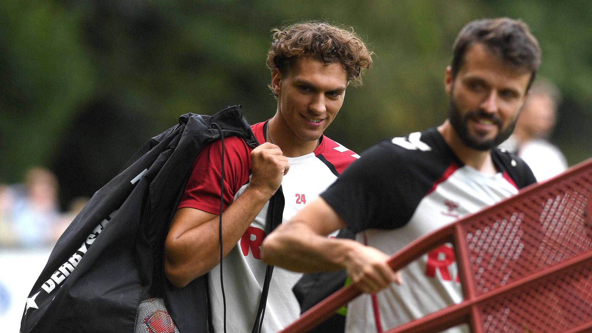Julian Pauli trägt beim 1. FC Köln im Training die Bälle.
