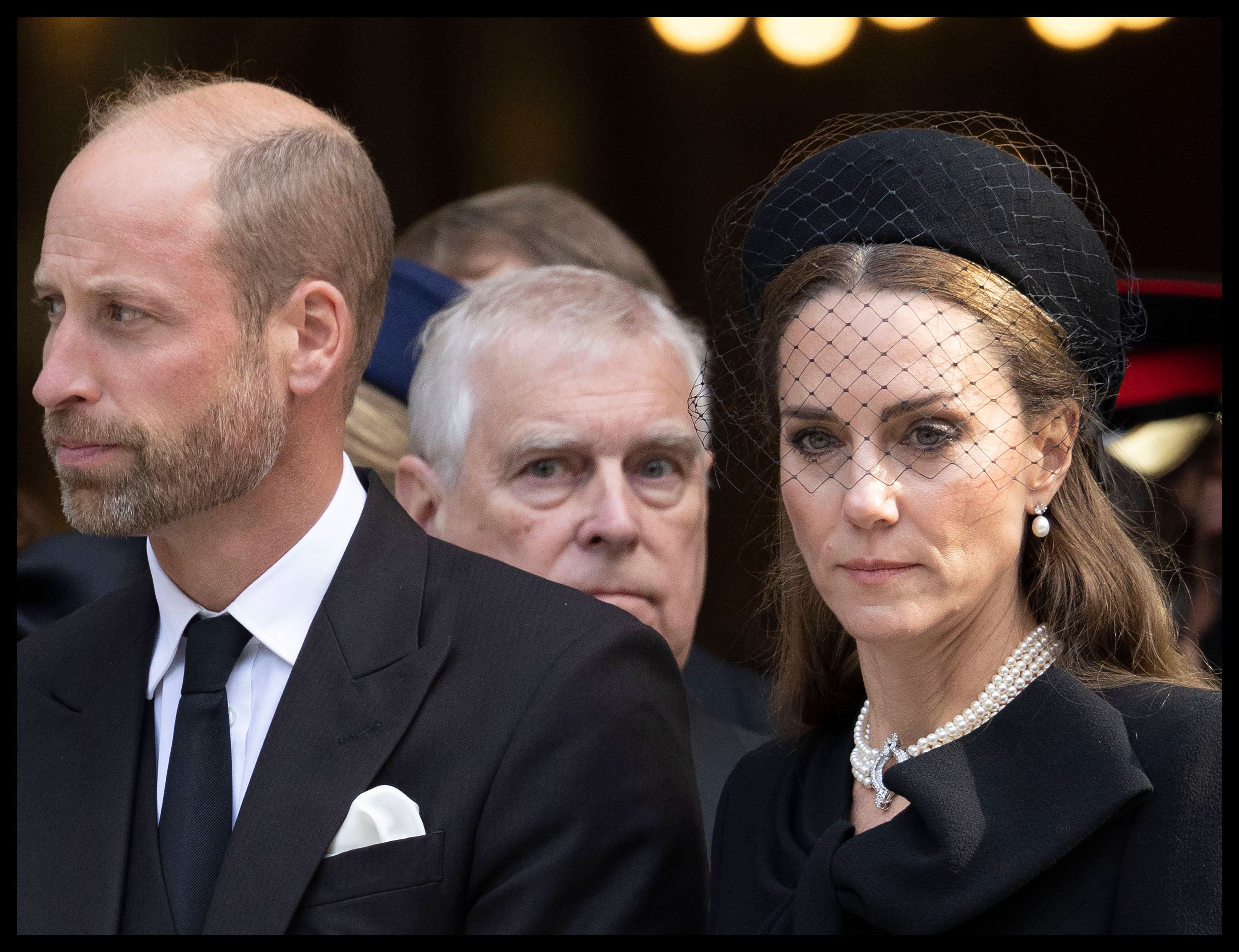 Porträt von Prinz William, Kate Middleton und Prinz Andrew.