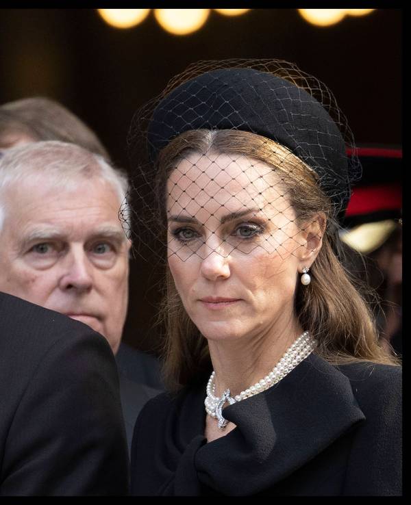 Prinz William (l), hier neben dem ehemaligen Prinz Andrew (M) vertritt König Charles – seine Frau Prinzessin Kate bleibt daheim. (Archivbild)