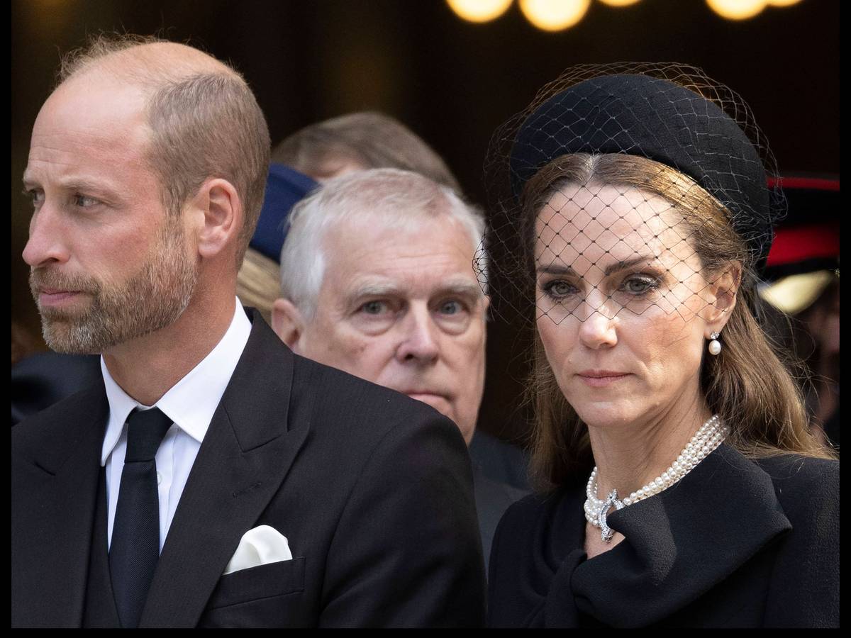 Prinz William (l), hier neben dem ehemaligen Prinz Andrew (M) vertritt König Charles – seine Frau Prinzessin Kate bleibt daheim. (Archivbild)
